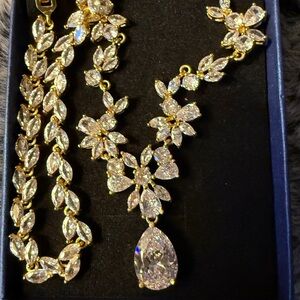 New Gold and sparkling Necklace and Bracelet Set